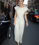 leaving_her_hotel_in_paris_28629.jpg