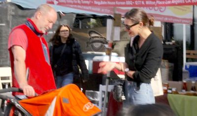 Out_at_the_Farmers_Market_in_Studio_City___281129.jpg